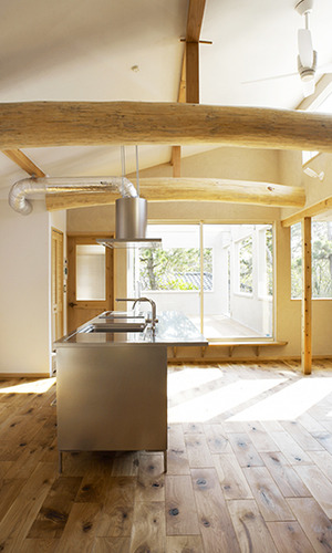 ハイサイドライトの光で明るい台所