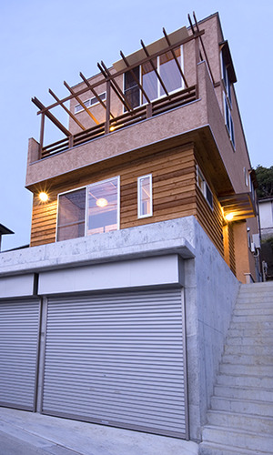 階数により素材の異なる外観