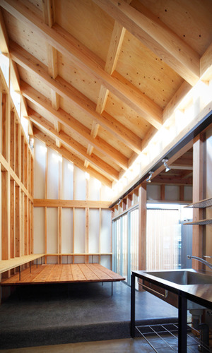 キッチンからの眺め（ハイサイドライトからの光）。