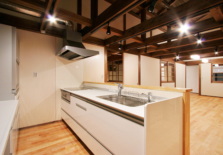 白でスッキリとしたモダンなキッチン