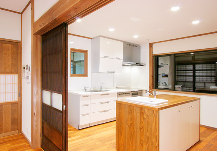 広いワークスペースのキッチン