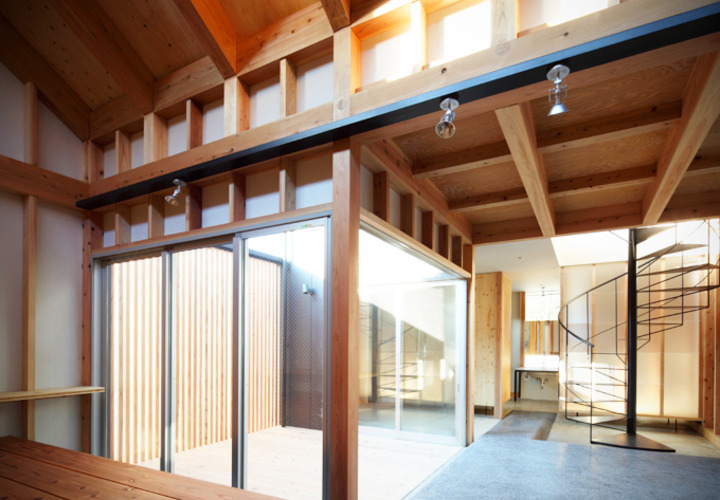 ダイニングを照らす間接照明（土間と中庭）