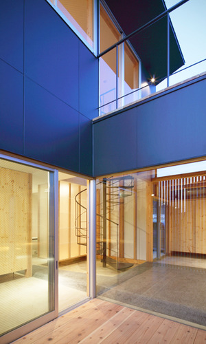 中庭を囲む大きな窓