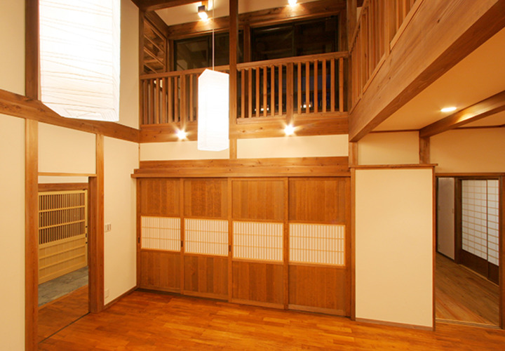 複数のライトで明るいリビング