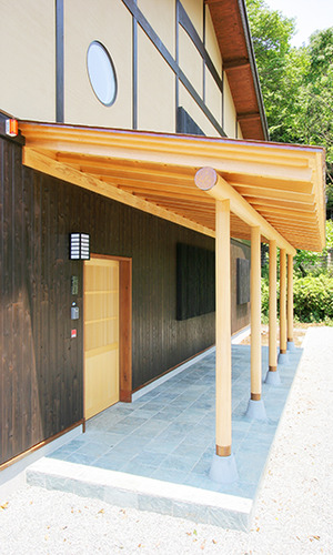 広々とした玄関先と庇