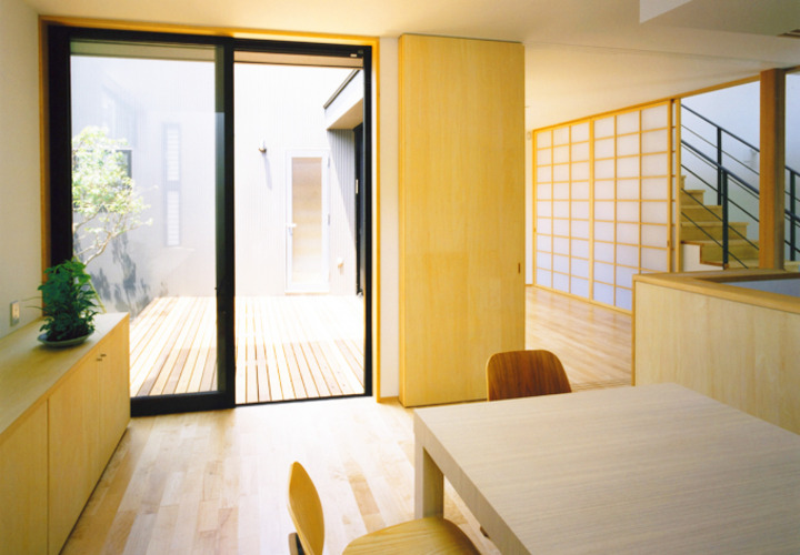 テラスからの光があたたかいプレイルーム