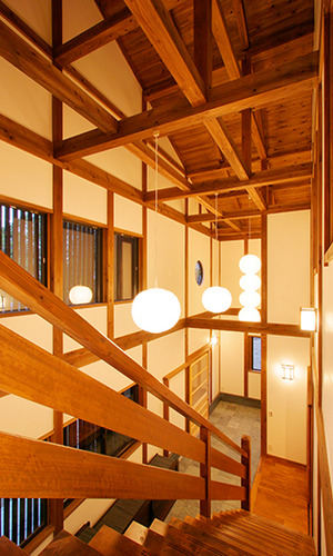 丸い照明の光が浮かぶ階段