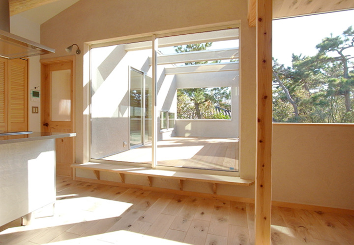 リビングに繋がるバルコニーを眺める