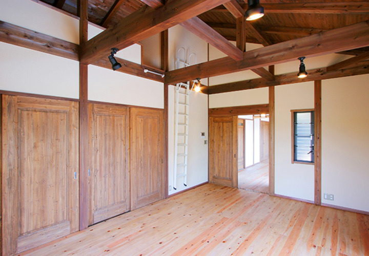 収納上にロフトのある室内