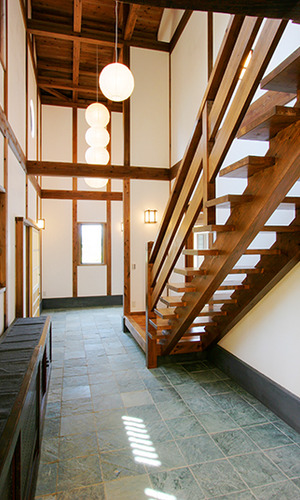 丸い照明が連なる階段