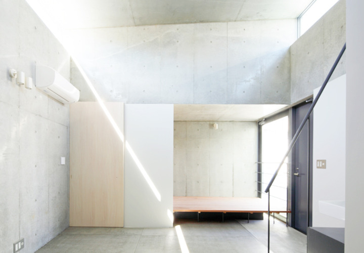 クローゼットと造り付けのベッド