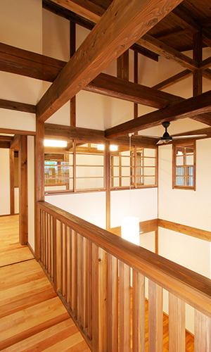 建具が交差する2階殻の眺め