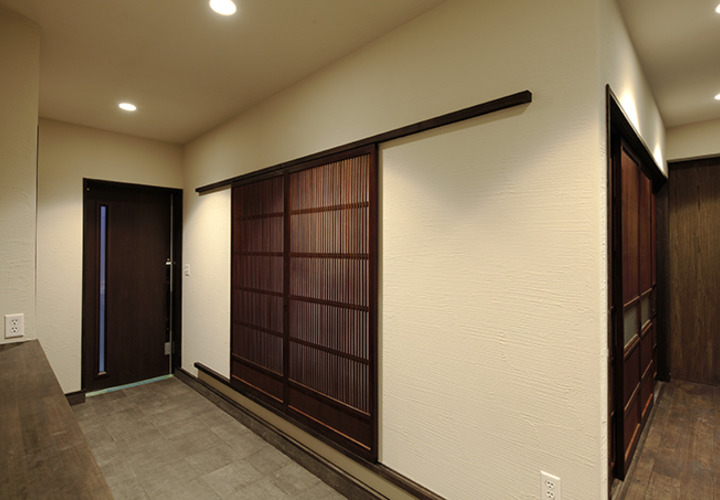 建具のコントラストがシックな室内