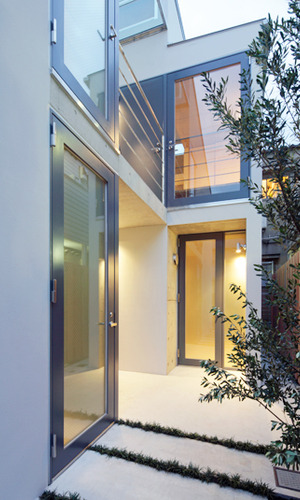 間接照明で夜も明るい光が灯る玄関