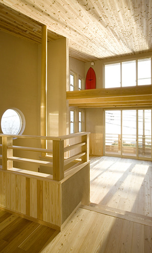 光が木材に反射して明るいリビング