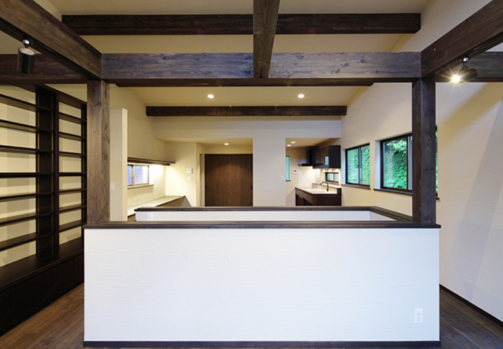 部屋中央の階段を通してキッチンを見る