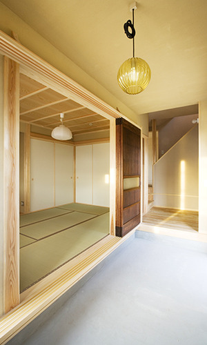 引戸を開くと広々和室に繋がる