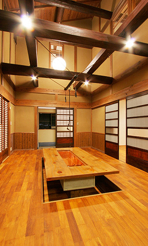 モダンな掘り炬燵のあるリビング