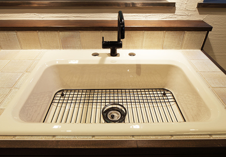 半円アーチ状の水栓がお洒落な洗面台