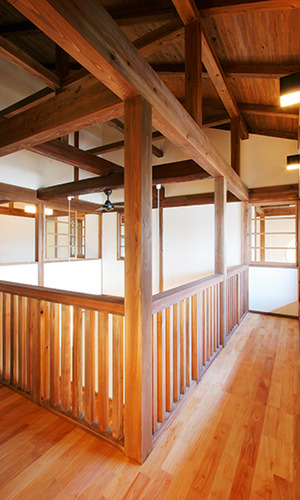 木の柵が囲う吹き抜け