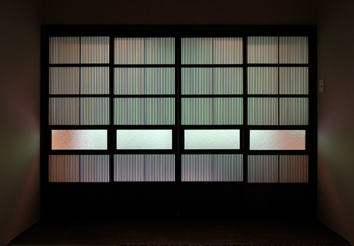 柔らかな擦りガラス越しの光