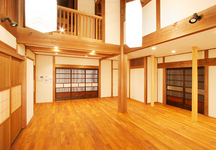 吹き抜けで開放的な大広間