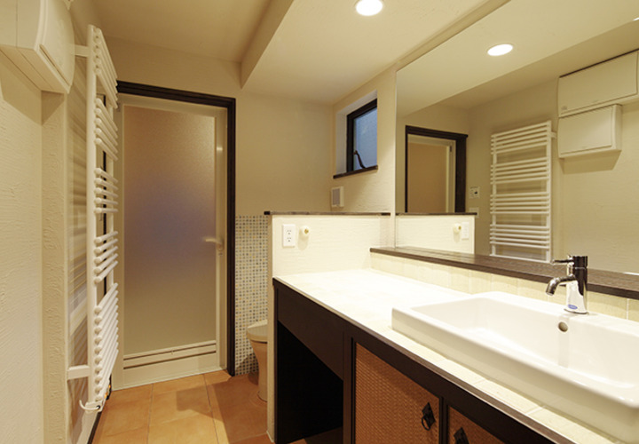 スタイリッシュにまとめられた水廻り