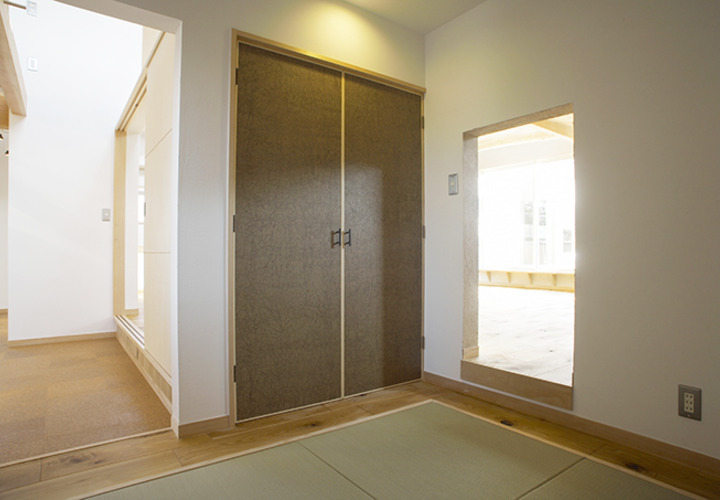 シックな収納棚のある和室