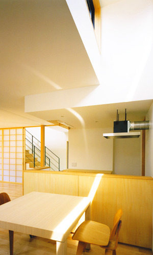 光がふりそそぐ対面式キッチンとダイニング