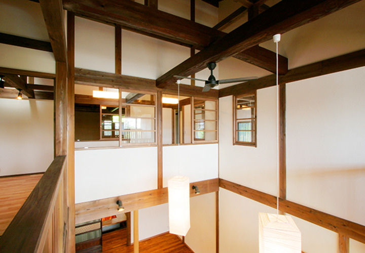 吹き抜け上部の梁からおりる照明