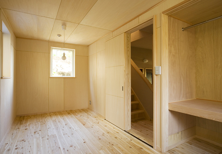 無垢材をふんだんに利用した洋室