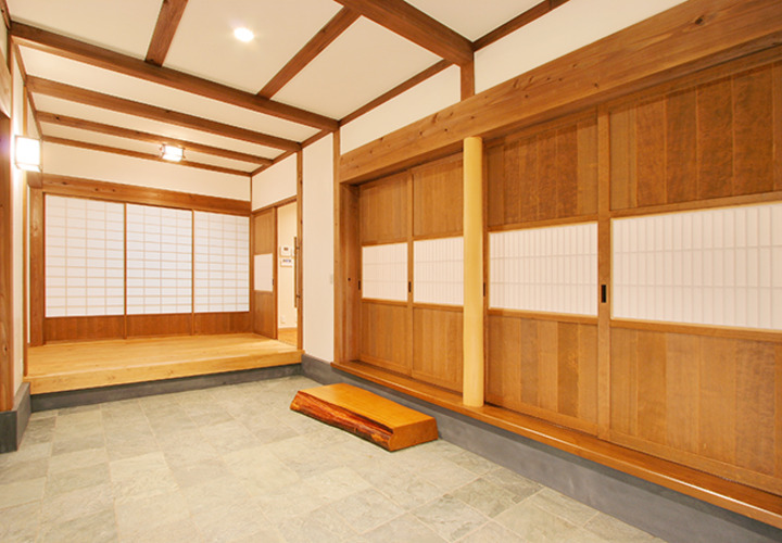 正面の戸を閉めた玄関の眺め