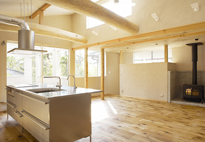 多方面から光の差す明るいキッチン