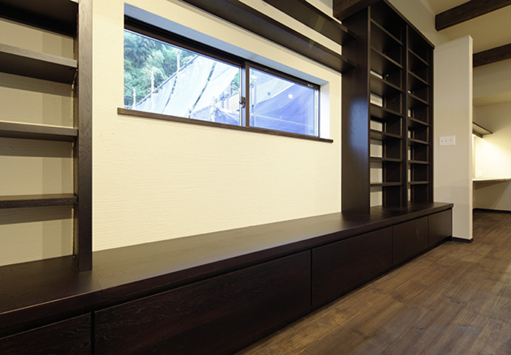 壁一面に飾り棚を配置