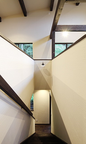 家の中央に配置された階段