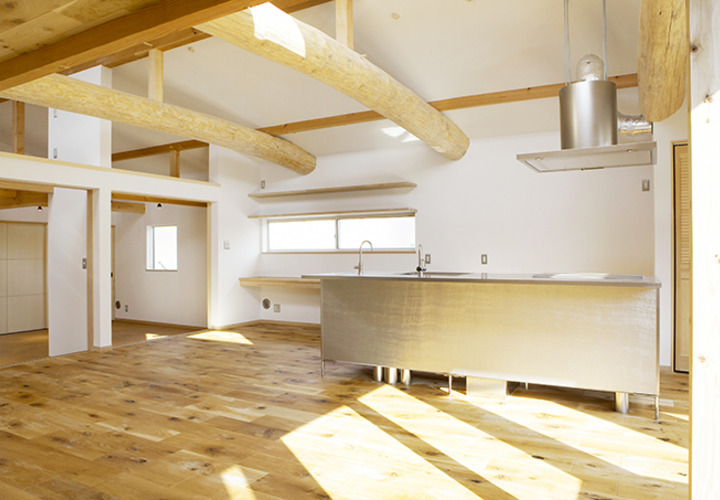 丸太の梁が通るダイニング