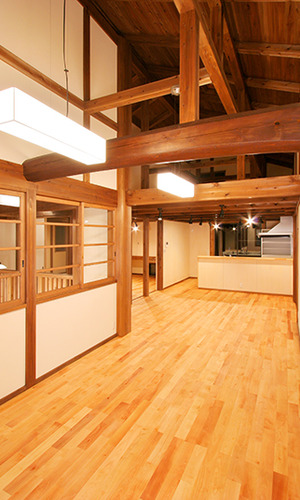 吹き抜けと十分な奥行きの開放的なキッチン