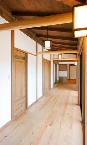 傾斜屋根と長く続く廊下