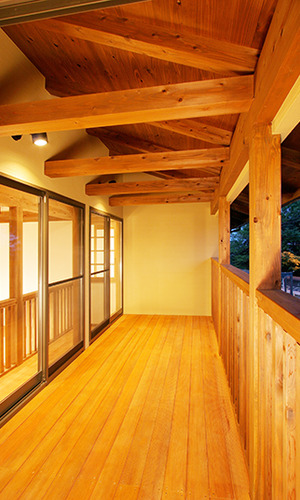 ナチュラルな木の柵のバルコニー