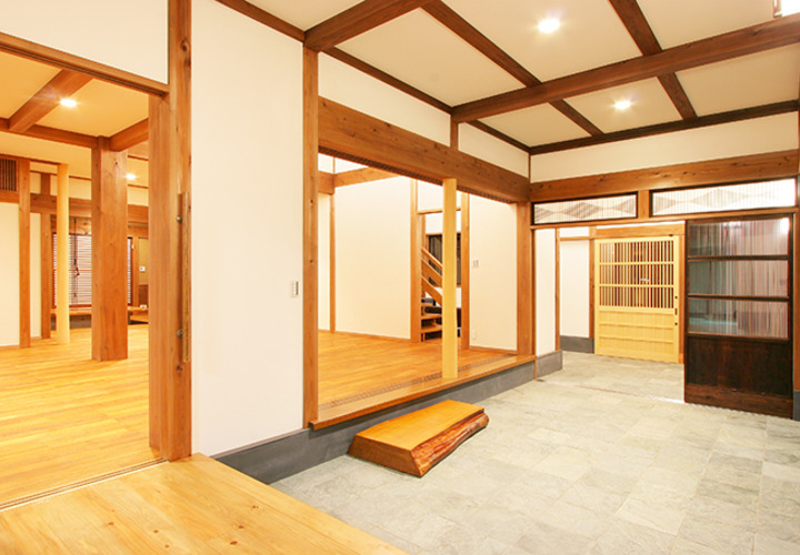 一枚板の踏み台がアクセントの玄関