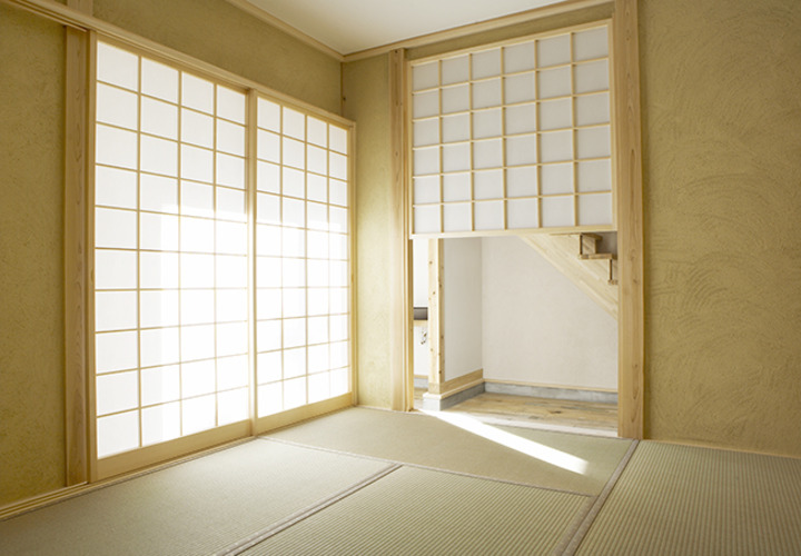 上下に開閉するモダンな障子