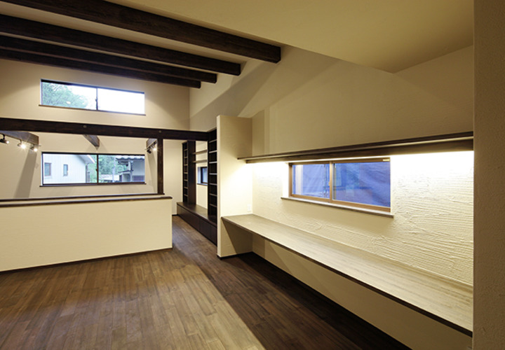 ハイサイドライトで光を採り入れるリビング