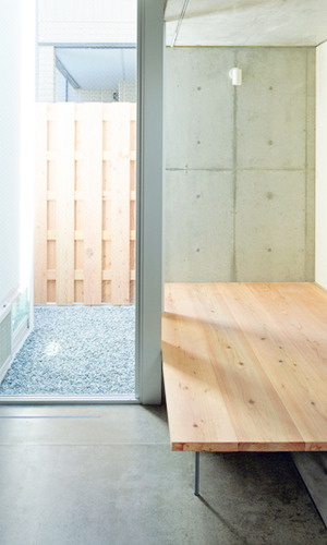 造り付けベッドに降り注ぐ心地よい坪庭の明かり