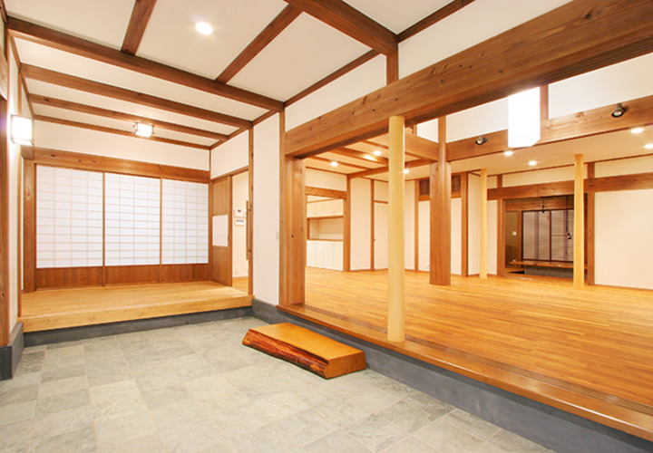 大空間に繋がる玄関ポーチ