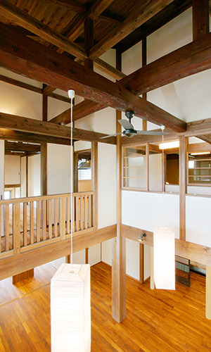 こだわりの照明がさがるリビング