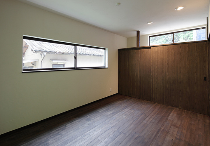 収納と採光を十分にとった洋室