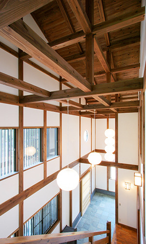 階段上から玄関に繋がる吹き抜けを見る