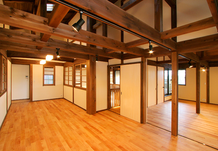木材の梁が並ぶ2階