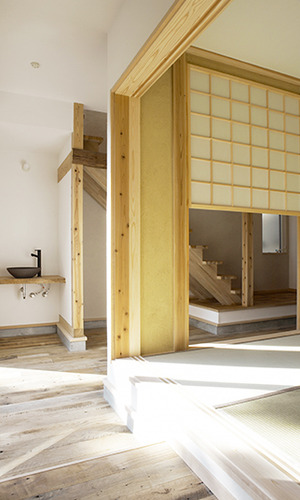 和室を通して階段を見る