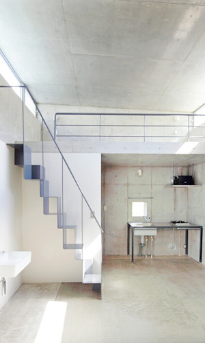 ロフトへと続く個性的な階段